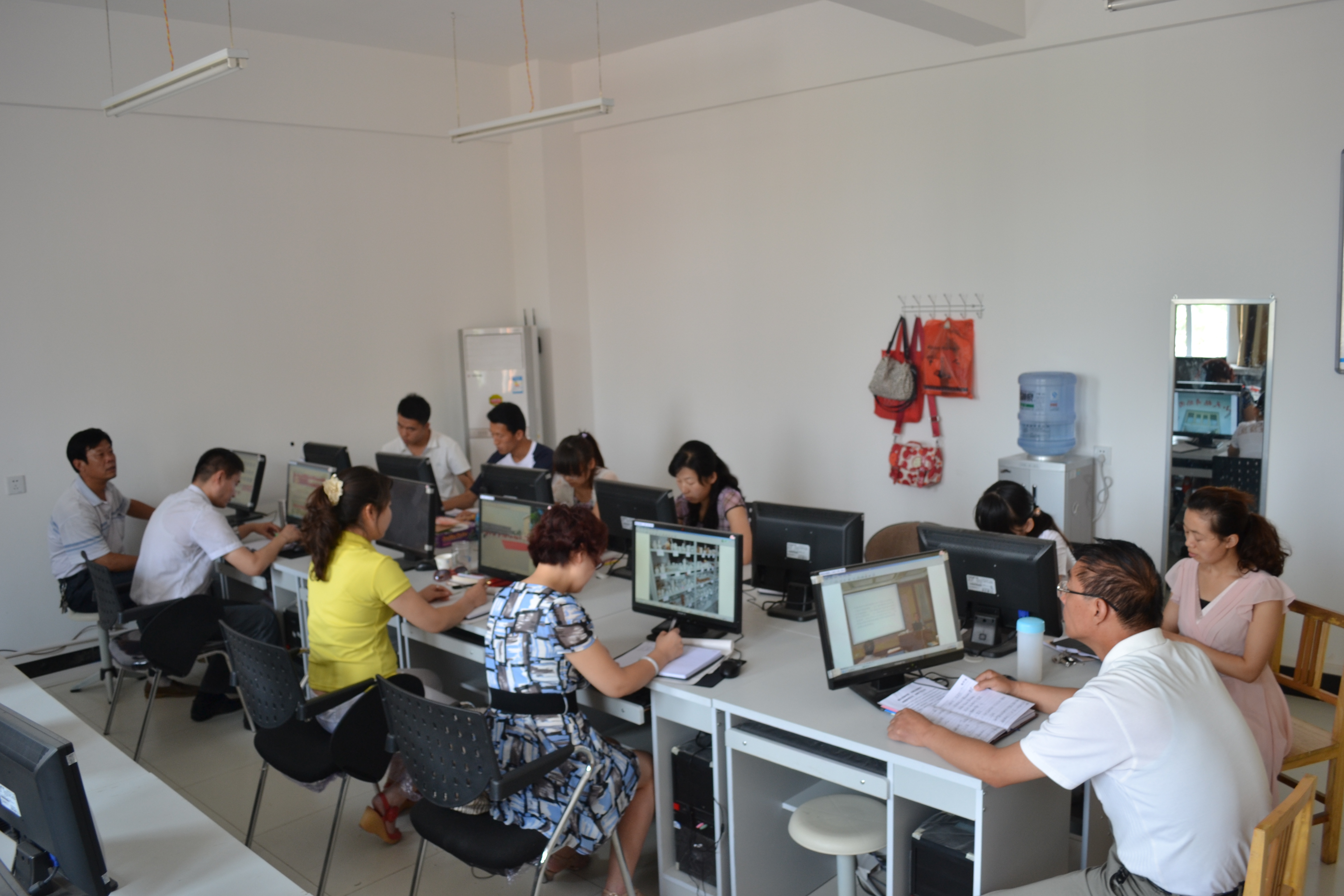 涇陽(yáng)縣青少年活動(dòng)中心舉辦網(wǎng)絡(luò)應(yīng)用技能培訓(xùn)會(huì)，杭州網(wǎng)絡(luò)技術(shù)服務(wù)助力青少年教育信息化